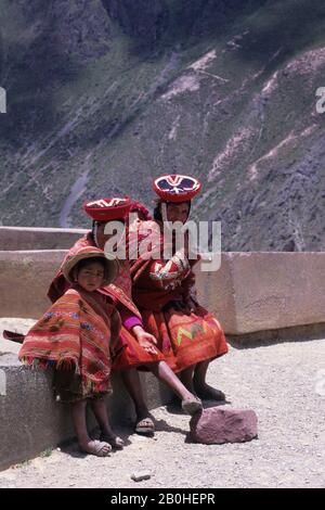 PERU, IN DER NÄHE VON CUZCO, HEILIGE TAL, OLLANTAYTAMBO, FESTUNG INCA, LOKALE MENSCHEN Stockfoto