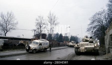 Januar 1994 Während des Krieges in Zentralbosnien: Krieger der britischen Armee der Coldstream Guards stehen in Dubravica bereit. Britische Streitkräfte überwachen die Evakuierung von Zivilisten während einer ARBiH-Offensive. Stockfoto