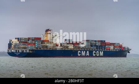 CMA CGM Nerval Containerschiff-Manöver, um Felixstowe Port zu betreten, um Container zu entladen. CMA CGM ist eine französische Container-Transport- und Transportfirma Stockfoto