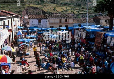 PERU, IN DER NÄHE VON CUZCO, HEILIGES TAL, PISAQ, MARKTÜBERSICHT Stockfoto