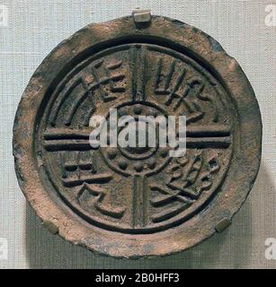 Roof-Tile Endet mit Verheißungsvoller Umschrift, China, westliche Han-Dynastie (206 v. Chr.-A.C. 9), Kultur: China, Steingut, Diam. 7 5/8 Zoll (19,4 cm); Th. 1 5/8 Zoll (4,1 cm), Keramik Stockfoto