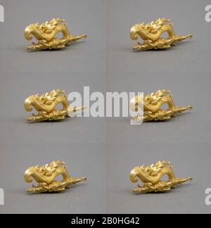 Ohrenschmuck mit Foliatdesigns, Indonesien (Java), Ostjavanese, Datum Des Letzten Viertels des 10.-letzten Viertels des 15. Jahrhunderts, Indonesien (Java), Gold, 1 3/8 × 3/4 × 5/8 Zoll. (3,5 × 1,9 × 1,6 cm), Schmuck Stockfoto