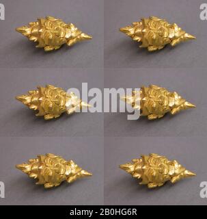 Ohrenschmuck mit Demon's Head Motif, Indonesien (Java), ostjavanische Periode, Datum ca. Jahrhundert, Indonesien (Java), Gold, H. 3/4 Zoll (1,9 cm), Schmuck Stockfoto