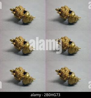 Ohrenschmuck mit Makara Motif, Indonesien (Java), ostjavanische Periode, Datum Des Letzten Viertels des 10.-letzten Viertels des 15. Jahrhunderts, Indonesien (Java), Gold, H. 3/4 Zoll (1,9 cm), Schmuck Stockfoto