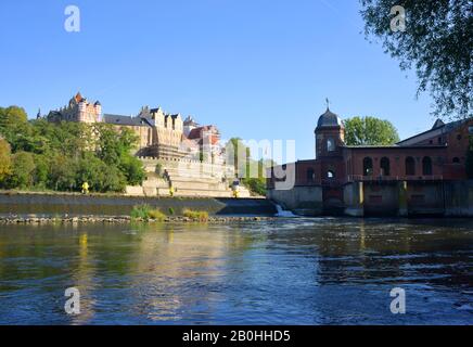 Alte Mühle mit Blick über die Saale zur Burg Bernburg Stockfoto