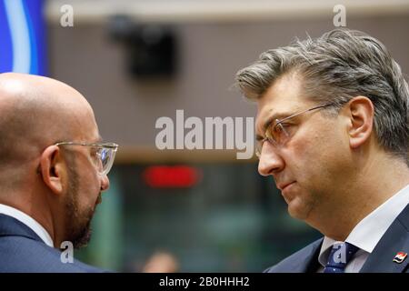 Brüssel, Belgien. Februar 2020. Der Präsident des Europäischen Rates Charles Michel spricht mit Kroatiens Premierminister Andrej Plenkovic auf dem Sondergipfel des Europäischen Rates in Brüssel. Foto. Februar 2020. Jp Black ***SLOVAKIA, POLEN OUT* Credit: Jp Black/ZUMA Wire/Alamy Live News Stockfoto