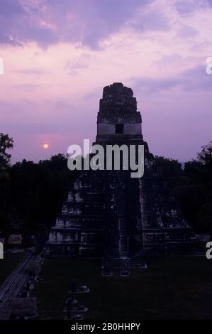 SÜDAMERIKA, GUATEMALA, TIKAL, TEMPEL DES RIESIGEN JAGUAR (TEMPEL I), SONNENAUFGANG Stockfoto