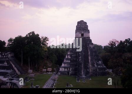 SÜDAMERIKA, GUATEMALA, TIKAL, TEMPEL DES RIESIGEN JAGUAR (TEMPEL I) Stockfoto