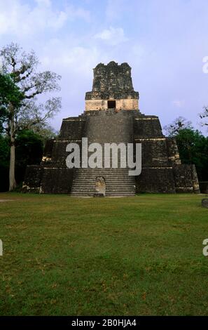 GUATEMALA, TIKAL, GREAT PLAZA, TEMPEL DER MASKEN (TEMPEL II) Stockfoto