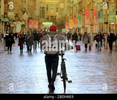 Glasgow, Schottland, Großbritannien, 20. Februar 2020: Großbritannien Wetter: Stürmisches Wetter versprach, dass Wind und Regen im Zentrum der Stadt ib die Stilmeile der Stadt Buchanan Straße sahen. Copywrite Gerard Ferry/Alamy Live News Stockfoto