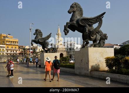 Pegasus Skulpturen auf Paseo de los Martyres in der Nähe des Uhrturms (Torre del Reloj) Eingang zur alten ummauerten Stadt Cartagena, Kolumbien Stockfoto