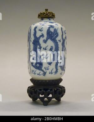 Schnupftabakflasche, China, Qing-Dynastie (1644-1911), Qianlong (1736-95), Kultur: China, Porzellan mit Messingstopfen, H. 3 Zoll (7,6 cm), Schnupftabakflaschen Stockfoto