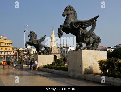 Pegasus Skulpturen auf Paseo de los Martyres in der Nähe des Uhrturms (Torre del Reloj) Eingang zur alten ummauerten Stadt Cartagena, Kolumbien Stockfoto