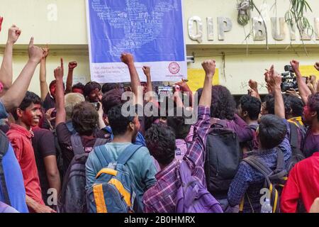 Kolkata, Indien. Februar 2020. dsf Students union feiern ihren Sieg nach der Jadavpur-Wahl. Die Stimmen, die für die Wahl der studentenunion zählen, wurden in der Jadavpur-Universität in Westbengalen abgeschlossen. In der Ingenieurabteilung wurde der gesamte Sitz von DSF (Democratic Students Front) eingesackt. In der Wissenschaftsabteilung WTI (Wir die Unabhängigen) gewinnt und SFI (Students Federation of India) gewinnt in der Kunstabteilung. Kredit: Tamal Shee/SOPA Images/ZUMA Wire/Alamy Live News Stockfoto