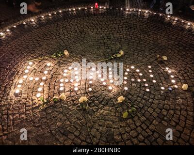 München, Bayern, Deutschland. Februar 2020. Demonstranten am Münchner Odeonsplatz halten eine Memorialand-Lichtkerze für die Opfer des rechtsextremistischen Terroranschlags in Hanau, der die l8ves von neun Menschen an einer Shisha-Bar forderte. Credit: Sachelle Babbar/ZUMA Wire/Alamy Live News Stockfoto