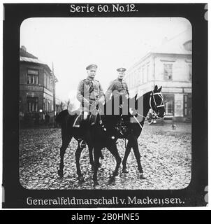 Projektion für alle - der Weltkrieg: Siegerleiche Führer Serie 60. Nr. 12. Generalfeldmarschall v. Mackensen. - die Firma "Projektion für alle" wurde 1905 von Max Skladanowsky (1861-1939) gegründet. Sie produzierte bis zum Jahre 1928 fast 100 Serien zu je 24 Glasdias im Format 8,3 x 8,3 cm im Sog. Bromsilber-Gelatin-Trockenplatten Verfahren. Die ersten Städte vor allem in den Bundesländern, Länder aber auch Märchen und Sagen, das alte Testament und der Erste Weltkrieg. Stockfoto