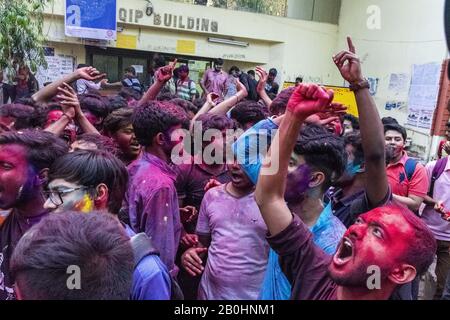 Kolkata, Indien. Februar 2020. dsf Students union feiern ihren Sieg nach der Jadavpur-Wahl. Die Stimmen, die für die Wahl der studentenunion zählen, wurden in der Jadavpur-Universität in Westbengalen abgeschlossen. In der Ingenieurabteilung wurde der gesamte Sitz von DSF (Democratic Students Front) eingesackt. In der Wissenschaftsabteilung WTI (Wir die Unabhängigen) gewinnt und SFI (Students Federation of India) gewinnt in der Kunstabteilung. Kredit: Tamal Shee/SOPA Images/ZUMA Wire/Alamy Live News Stockfoto