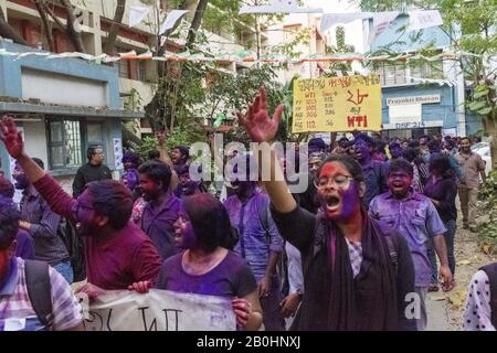 Kolkata, Indien. Februar 2020. wti Studenten union feiern ihren Sieg nach der Jadavpur-Wahl. Die Stimmen, die für die studentenunion zählen, wurden in der Jadavpur Universität in Westbengalen abgeschlossen. In der Ingenieurabteilung wurde der gesamte Sitz von DSF (Democratic Students Front) eingesackt. In der Wissenschaftsabteilung WTI (Wir die Unabhängigen) gewinnt und SFI (Students Federation of India) gewinnt in der Kunstabteilung. Kredit: Tamal Shee/SOPA Images/ZUMA Wire/Alamy Live News Stockfoto