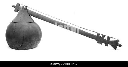 Herrauou, Malagasy, Ende des 19. Jahrhunderts, Madagaskar, Malagasy, Gourd, L. 61 cm; Diam. Von Gourd 20.3 (8 in.), Chordophone-Musical Bow Stockfoto