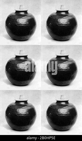 Tee-Caddy, Japan, Edo-Zeit (1615-1868), Datum 18. Jahrhundert, Japan, Clay, sehr fein vergossen, mit schwarz-brauner Glasur bedeckt; elfenbeinfarbenes Oberteil (Takatori-Ware, Karamono-Stil), H. 3 Zoll. (7,6 cm), Keramik Stockfoto