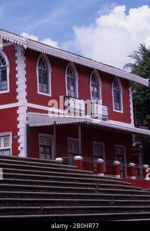 BRASILIEN, IN DER NÄHE VON RECIFE, OLINDA, STRASSENSZENE, ROTES HAUS (UNESCO-WELTKULTURERBE) Stockfoto