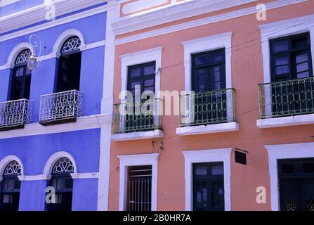 BRASILIEN, IN DER NÄHE VON RECIFE, OLINDA, STRASSENSZENE, FENSTER, VON BUNTEN HÄUSERN Stockfoto