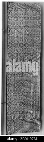 Panel, Italienisch, 17. Jahrhundert, Italienisch, Seide, Gesamt: 156 x 40 Zoll (396,2 x 101,6 cm), Textil-Backofen Stockfoto