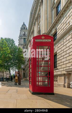 Traditionelle rote Telefonbox/Stand in der Nähe von Big Ben und dem Parlamentsgebäude, London, England, Großbritannien und GB Stockfoto