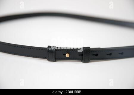 Schwarzer Ledergürtel, Riemen isoliert auf weißem Hintergrund - Bild Stockfoto