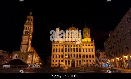 Das Augsburger Rathaus und der Perlacher Turm sind Wahrzeichen der bayerischen Stadt. Am Stadtplatz gelegen, ziehen Besucher an, um die Fassade und das Innere zu bewundern. Stockfoto