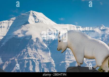 Eingangsschild mit geschnitzter Bergziege und Mount Robson hinter sich, im Mount Robson Provincial Park, British Columbia, Kanada Stockfoto