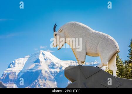 Eingangsschild mit geschnitzter Bergziege und Mount Robson hinter sich, im Mount Robson Provincial Park, British Columbia, Kanada Stockfoto