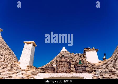 Schöne einstöckige Häuser von gerundeten Bau genannt Trulli, typisch für die Gegend von Alberobello in Italien. Stockfoto