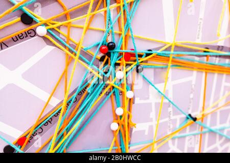 Netzwerkverbindungen auf einem Stadtplan mit Stiften und Threads gemacht. Stockfoto