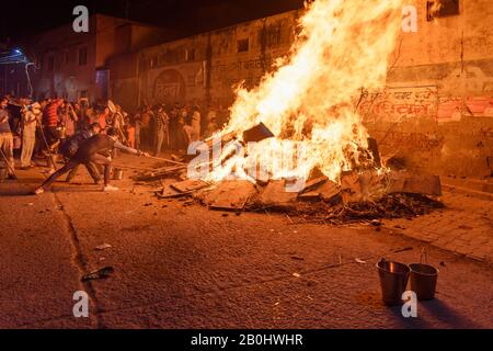 Die Menschen, die Kohle ausziehen, bezeichnen die sagenhafte Figur des Prahlad aus dem traditionellen Holika-Dahan-Feuer auf das Hindufest von Holi. Vrindavan. Indien Stockfoto