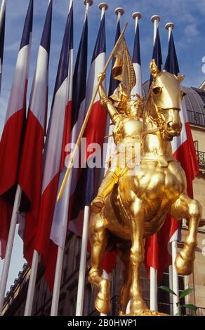 Reiterstandbild von Jeanne d'Arc vor dem Hotel Regina. Paris. Ile de France. Frankreich Stockfoto