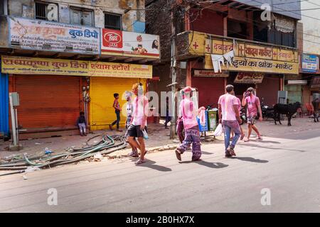 Indische Menschen in verschiedenen Farben feiern das traditionelle Holi-Festival in Vrindavan. Indien Stockfoto