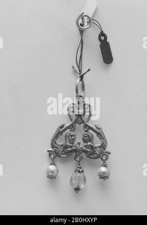 Stil von Albrecht Dürer, Anhänger Im Stil Des Sechzehnten Jahrhunderts, Italienisch, Stil von Albrecht Dürer (Deutsch, Nürnberg 1471-1528 Nürnberg), 19. Jahrhundert, Italienisch, Gold, Perlen, Saphir, Email, Insgesamt: 1 3/4 × 1 Zoll. (4,4 × 2,5 cm Stockfoto