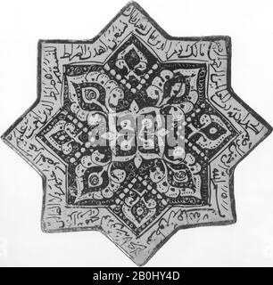 Stern-Shaped Tile, sternförmige Kachel, 13. Jahrhundert, Hergestellt im Iran, wahrscheinlich Kashan, Stonepaste; glanzbemalt mit Akzenten von Kobalt auf opak weißer Glasur, 8 Zoll. (20,3 cm), Wt. (Ganze Gruppe) 23,1 kg, Ceramics-Tiles Stockfoto