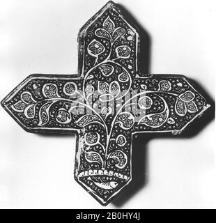 Kreuz-Schaped Tile, Kreuz-Kachel, 13. Jahrhundert, Hergestellt im Iran, wahrscheinlich Kashan, Stonepaste; glanzbemalt auf opake weiße Glasur unter transparenter Glasur, 8 Zoll. (20,3 cm), Wt. (Ganze Gruppe) 23 kg (51 lbs), Ceramics-Tiles Stockfoto