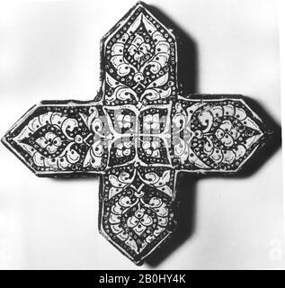 Kreuz-Schaped Tile, Kreuz-Kachel, 13. Jahrhundert, Hergestellt im Iran, wahrscheinlich Kashan, Stonepaste; glanzbemalt auf opak, während Glasur unter durchsichtiger Glasur, 8 Zoll. (20,3 cm), Wt. (Ganze Gruppe) 23,1 kg, Ceramics-Tiles Stockfoto