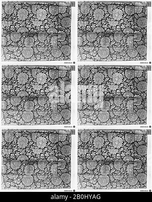 Seven-Panel Buddhist Monk's Vestment (Shichijō kesa) mit Peony Arabesque, Japan, Muromachi-Periode (1392-1573), Datum 18. Jahrhundert, Japan, The-Webave-Seide mit Goldzusätzlichem Webmuster (Kinran), 42 x 78 Zoll. (106,68 x 198,12 cm), Textil-Kostüme Stockfoto