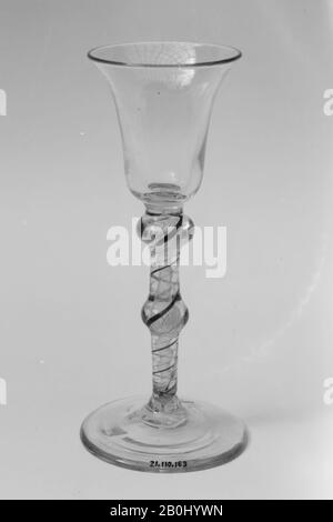 Weinglas, Niederländisch oder Flämisch, 18. Jahrhundert, Niederländisch oder Flämisch, Glas, Höhe: 6 1/4 Zoll (15,9 cm), Glas Stockfoto