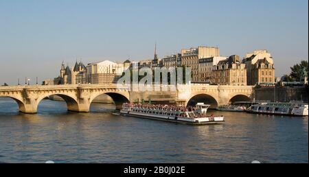 Touristenboot auf der seine, Paris. Frankreich. Europa. Stockfoto