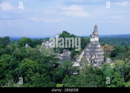 GUATEMALA, TIKAL, BLICK AUF GRAND PLAZA, TEMPEL I UND REGENWALD VON TEMPEL V Stockfoto