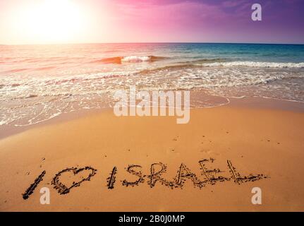 Aufschrift Ich liebe Israel am Strand. Saisonale Sonne bei Sonnenuntergang im Sommer Stockfoto