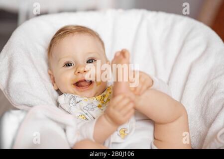 Füttern eines Baby-Gemüse-Pürees. Frohes Baby. Das Konzept von Kindheit, Pflege, Erstling und Babynahrung. Stockfoto