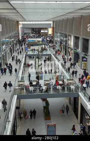 Oxford, Oxfordshire, Großbritannien. März 2019. UK Shopping. Einkäufer und Touristen genießen die Einkäufe im Westgate Shopping Center im malerischen Oxford. Stockfoto