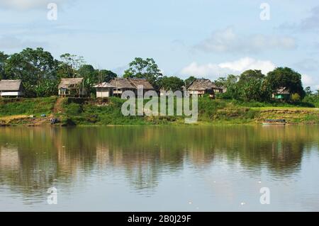 PERU, AMAZONASBECKEN, UCAYALI-FLUSS, KLEINES DORF Stockfoto