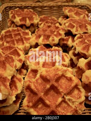 Haufen Frisch Gebackener belgischer Waffeln in einem Korb Stockfoto